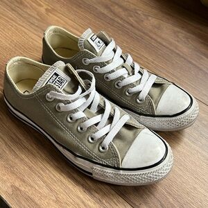 Converse low top shoes in sage green!